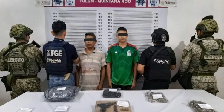 Caen dos presuntos narcomenudistas armados; aseguran pistola, drogas y motocicleta en Tulum