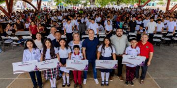 Entrega Diego Castañón mil becas educativas para fortalecer la permanencia escolar en Tulum
