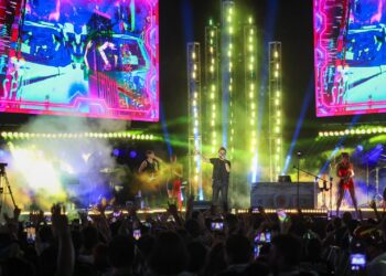 Aleks Syntek reúne a miles de personas en la Feria del Carmen 2026
