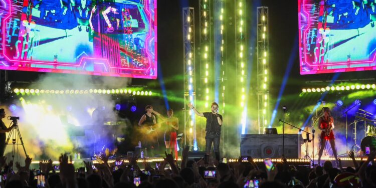 Aleks Syntek reúne a miles de personas en la Feria del Carmen 2026