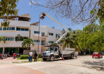 Avanza renovación del alumbrado público en Aldea Zamá con la instalación de 100 luminarias