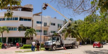 Avanza renovación del alumbrado público en Aldea Zamá con la instalación de 100 luminarias