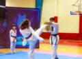 Carlos Sansores apadrina graduación de 15 taekwondoínes que alcanzan la cinta negra