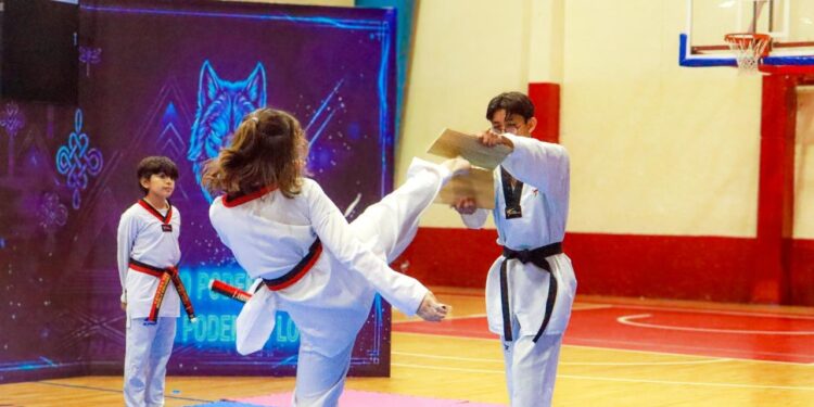 Carlos Sansores apadrina graduación de 15 taekwondoínes que alcanzan la cinta negra