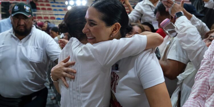 Estefanía Mercado acompaña a Sheinbaum y Mara Lezama en histórica entrega de títulos de propiedad en la Colosio