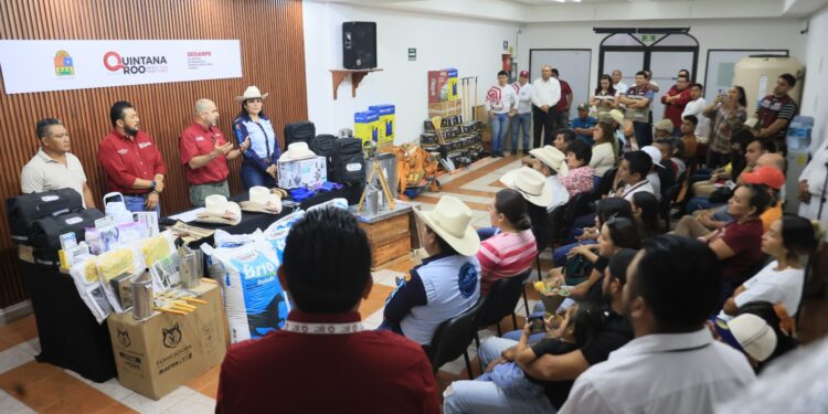Entregan apoyos ganaderos en la comodidad del aire acondicionado: la logística de SEDARPE que desconectó a sus titulares del campo