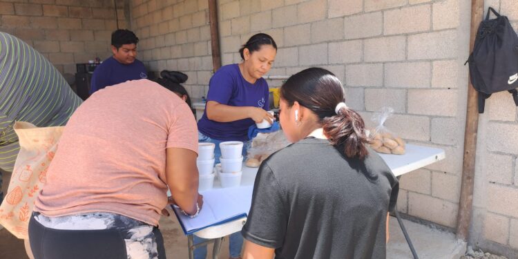 Comedor comunitario incrementa apoyo alimentario ante creciente demanda en Tulum