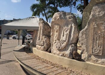 Intervienen letras de Tulum con técnicas inspiradas en el arte maya ancestral