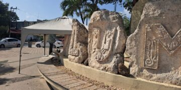 Intervienen letras de Tulum con técnicas inspiradas en el arte maya ancestral