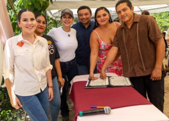 Lleva Estefanía Mercado actas de nacimiento y servicios gratuitos a familias de Los Pájaros