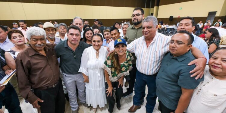 Mara Lezama reconoce a docentes y directivos de las 180 telesecundarias de Quintana Roo