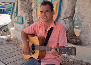 Músico viajero destaca el ambiente que encontró en Tulum