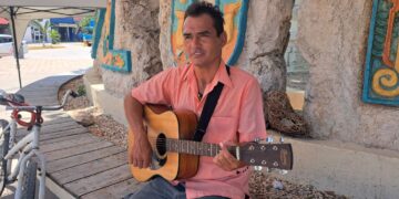 Músico viajero destaca el ambiente que encontró en Tulum