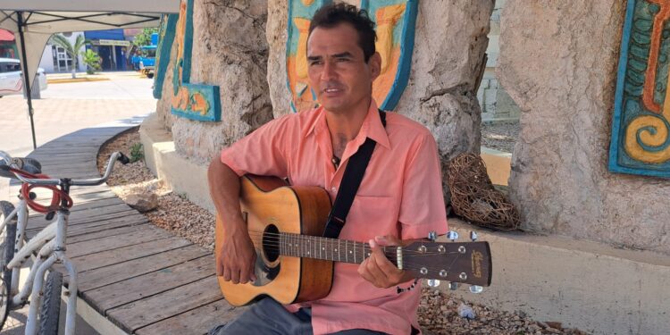 Músico viajero destaca el ambiente que encontró en Tulum