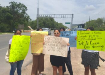 Madres logran mesa de diálogo tras protestar por cierre del turno vespertino del CADI en Tulum