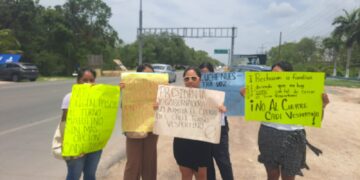 Madres logran mesa de diálogo tras protestar por cierre del turno vespertino del CADI en Tulum