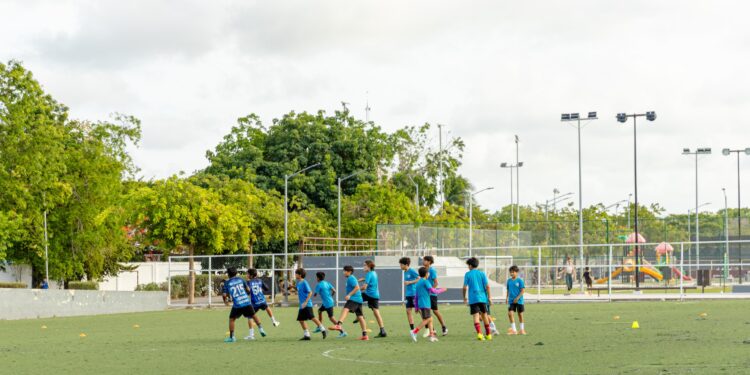Anuncia Diego Castañón rehabilitación de la cancha de fútbol de la Unidad Deportiva