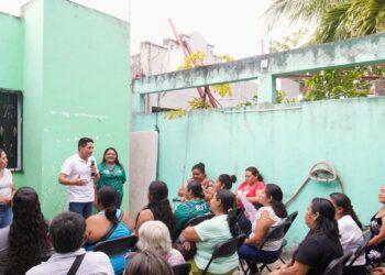 Renán Sánchez recorre colonias de Cozumel y escucha necesidades de las familias