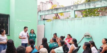 Renán Sánchez recorre colonias de Cozumel y escucha necesidades de las familias