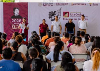 Entregan 699 Becas Rita Cetina a familias de Tulum para fortalecer la permanencia escolar
