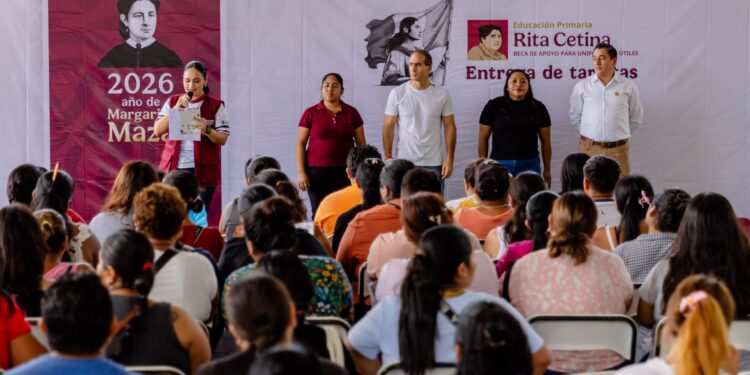 Entregan 699 Becas Rita Cetina a familias de Tulum para fortalecer la permanencia escolar