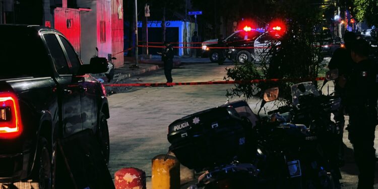 Ataque armado en el centro de Tulum deja un hombre muerto y una mujer herida