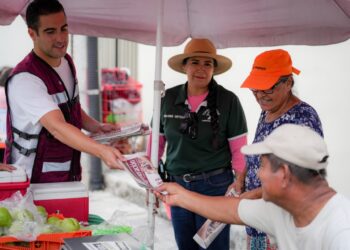 Gino Segura recorre tianguis de Cancún y dialoga con comerciantes y familias