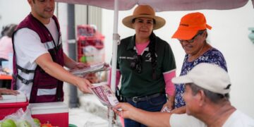 Gino Segura recorre tianguis de Cancún y dialoga con comerciantes y familias