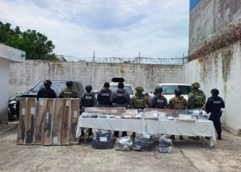 Hallan tres camionetas abandonadas con armas, granada y presunta droga en Bacalar