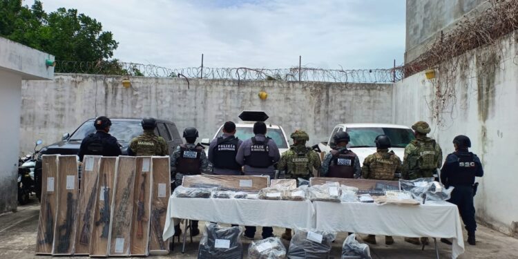 Hallan tres camionetas abandonadas con armas, granada y presunta droga en Bacalar
