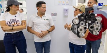 Estefanía Mercado y Renán Sánchez visitan la clínica municipal «Salud Sin Tanto Choro» de la colonia Zalzil Ha