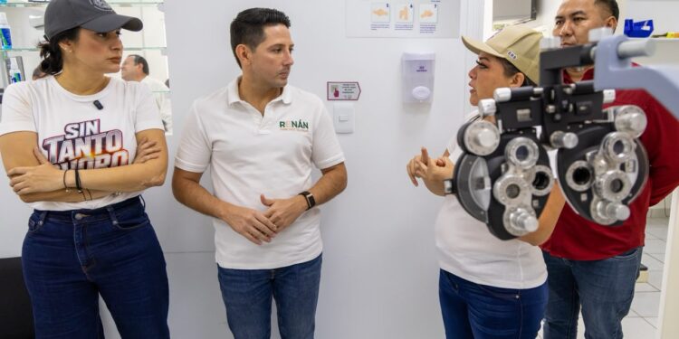 Estefanía Mercado y Renán Sánchez visitan la clínica municipal «Salud Sin Tanto Choro» de la colonia Zalzil Ha