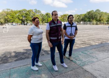 Diego Castañón supervisa rehabilitación de cancha de futbol 11 en Tulum