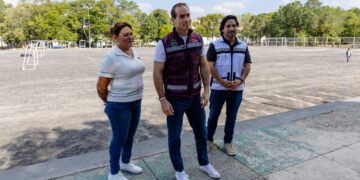 Diego Castañón supervisa rehabilitación de cancha de futbol 11 en Tulum