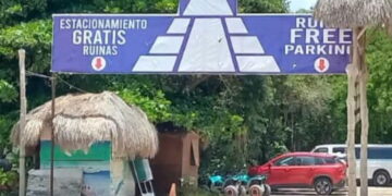 Denuncian estacionamiento “gratuito” condicionado a consumo en zona arqueológica de Tulum