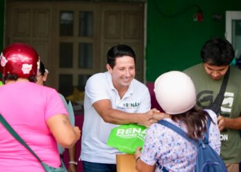 Se agotan en un día kits de libretas entregados por Renán Sánchez en Cozumel