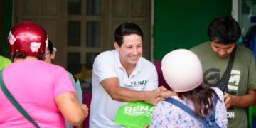 Se agotan en un día kits de libretas entregados por Renán Sánchez en Cozumel