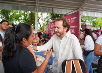 Fernando Muñoz acompaña a Mara Lezama y Estefanía Mercado durante “La Voz del Pueblo”