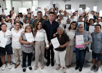 Entregan cancelación de hipotecas del Infonavit a 100 familias de Quintana Roo