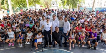 Estefanía Mercado entrega más de mil mochilas escolares en Playa del Carmen y Puerto Aventuras