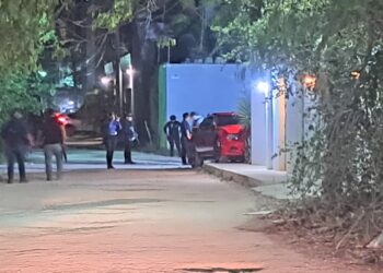 Ejecutan a hombre dentro de un Mustang en la colonia La Veleta de Tulum