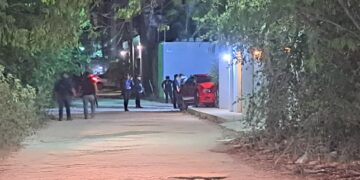 Ejecutan a hombre dentro de un Mustang en la colonia La Veleta de Tulum