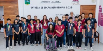 Gobierno de Tulum entrega becas deportivas a 25 atletas destacados