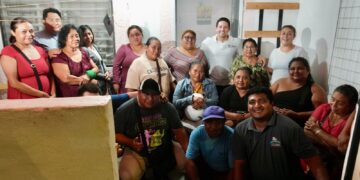 Renán Sánchez escucha necesidades de familias de la colonia Emiliano Zapata en Cozumel
