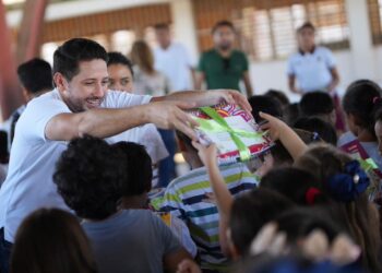 Renán Sánchez anuncia entrega de más de 3 mil kits de libretas para estudiantes de Cozumel