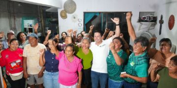 Renán Sánchez lleva atención directa a familias de San Miguel I en Cozumel