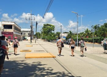 Madre pide apoyo en Tulum para encontrar vivienda y empleo junto a sus dos hijos