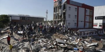 Terremoto de magnitud 7.4 sacude Colombia; reportan al menos 22 muertos y graves daños