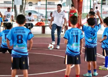 Renán Sánchez entrega uniformes al Selectivo Municipal Sub-10 de Cozumel y refrenda respaldo al deporte infantil