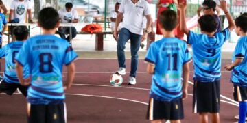 Renán Sánchez entrega uniformes al Selectivo Municipal Sub-10 de Cozumel y refrenda respaldo al deporte infantil